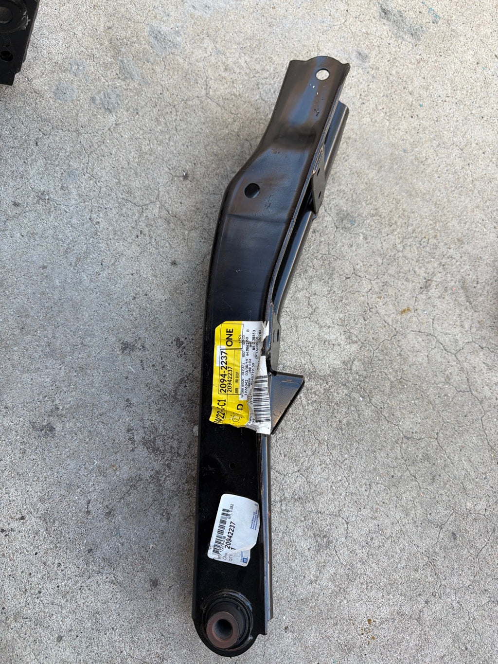 Actual GM 20942237 Rear Lower Suspension Control Arm in Tote 37A
